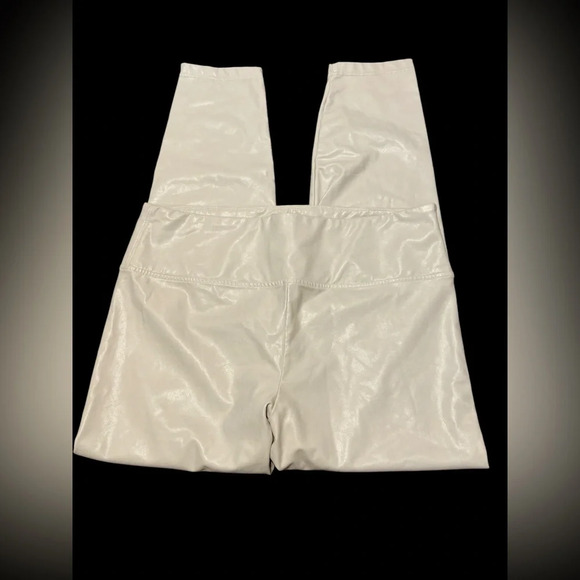 versatile and sleek faux leather legging by Boston Proper size large
L49 - Picture 3 of 7